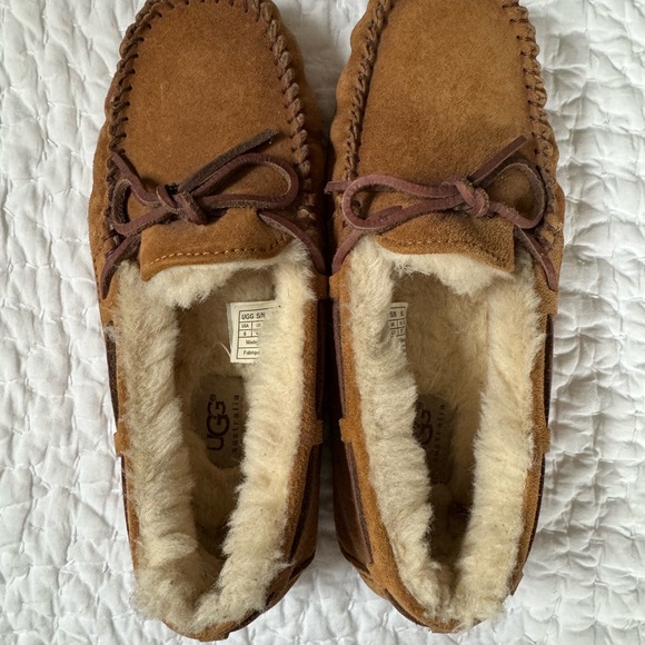 UGG Women’s Dakota Slipper - Chestnut Size 6 - Picture 1 of 2
